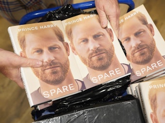 Mitarbeiter packen bei der Buchhandlung Waterstones Piccadilly eine Schachtel mit Exemplaren der neu erschienenen Autobiografie von Prinz Harry mit dem Titel „Spare“ für den erstmaligen Verkauf aus.