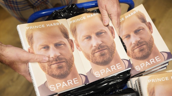 Mitarbeiter packen bei der Buchhandlung Waterstones Piccadilly eine Schachtel mit Exemplaren der neu erschienenen Autobiografie von Prinz Harry mit dem Titel „Spare“ für den erstmaligen Verkauf aus.