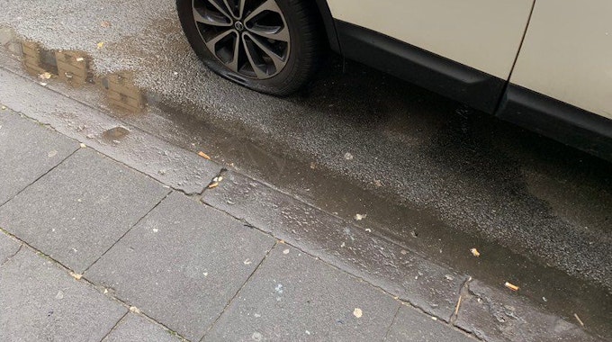Der hintere rechte Reifen eines weißen SUVs wurde in Köln zerstochen.