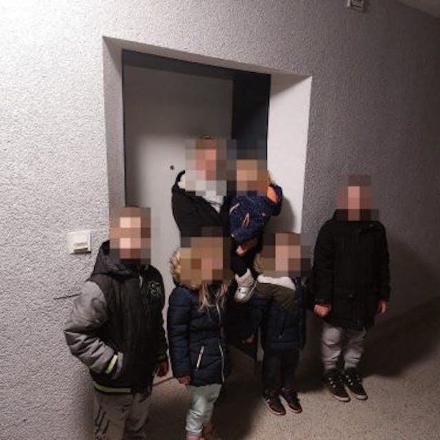 Familie W. steht mit ihren fünf Kindern im Dunkeln vor der Wohnng.