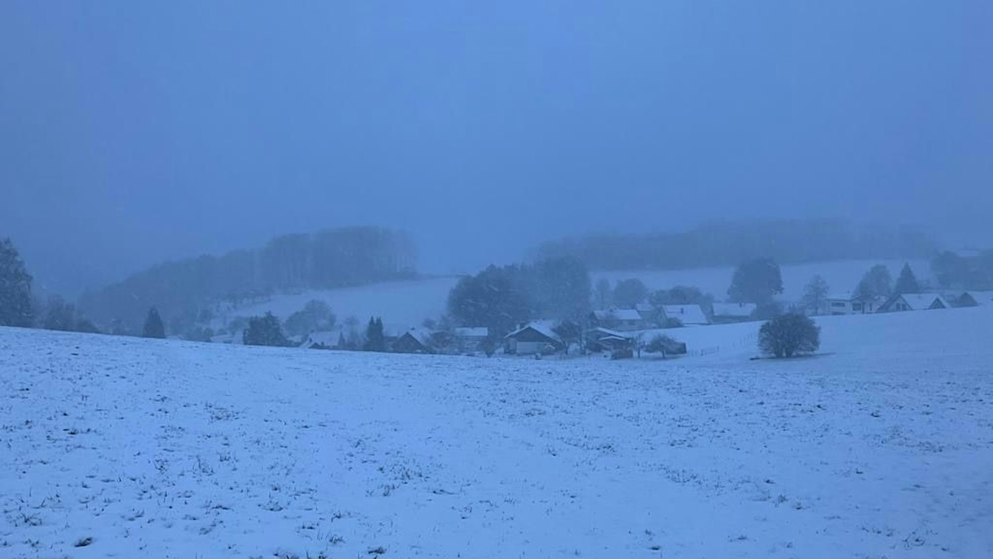Schnee zwischen Gummersbach und Engelskirchen.