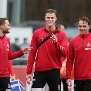 FC-Stürmer Steffen Tigges verlässt mit seinen Kollegen Mathias Olesen und Benno Schmitz nach dem Training den Platz, alle drei lachen.&nbsp;