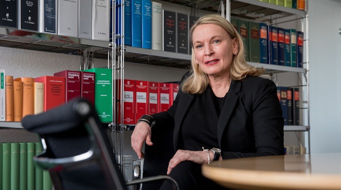 Die Kölner Rechtsanwältin Nicole Langen sitzt im Büro ihrer Kölner Kanzlei.