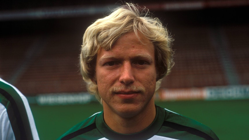 Karl del'Haye steht auf dem Rasen am Bökelberg-Stadion bei der Team-Präsentation von Borussia Mönchengladbach am 3. August 1979.