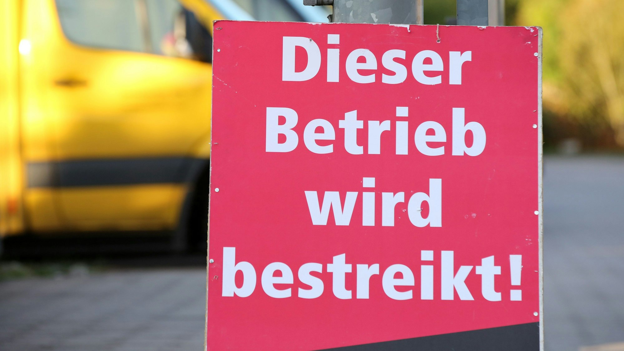 Ein Schild mit der Aufschrift „Dieser Betrieb wird bestreikt“ steht vor einer bestreikten Deutsche-Post-DHL-Niederlassung. (Archivbild)
