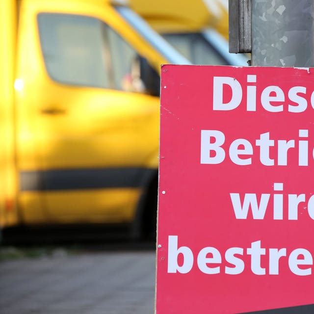 Ein Schild mit der Aufschrift «Dieser Betrieb wird bestreikt» steht vor einer bestreikten Deutsche-Post-DHL-Niederlassung.