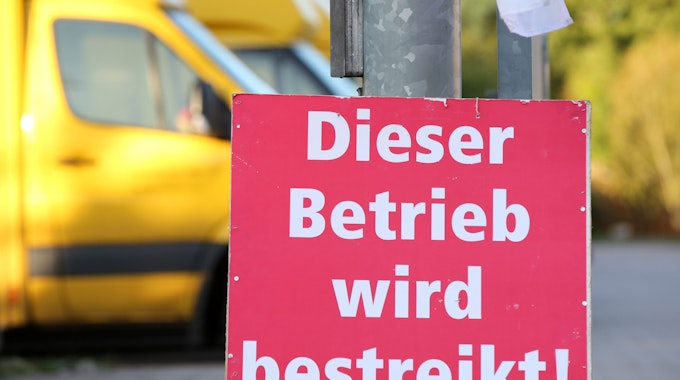 Ein Schild mit der Aufschrift «Dieser Betrieb wird bestreikt» steht vor einer bestreikten Deutsche-Post-DHL-Niederlassung.