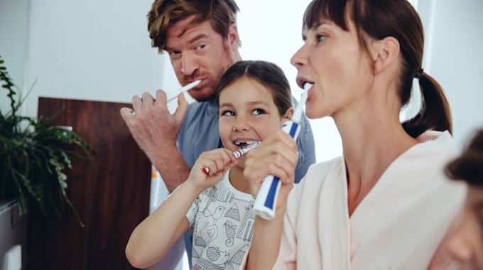 Familie putzt sich die Zähne