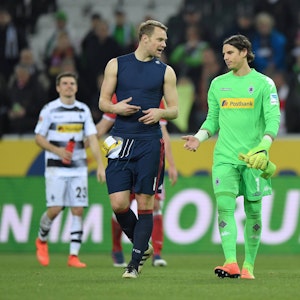 Die Torhüter Manuel Neuer und Yann Sommer unterhalten sich.