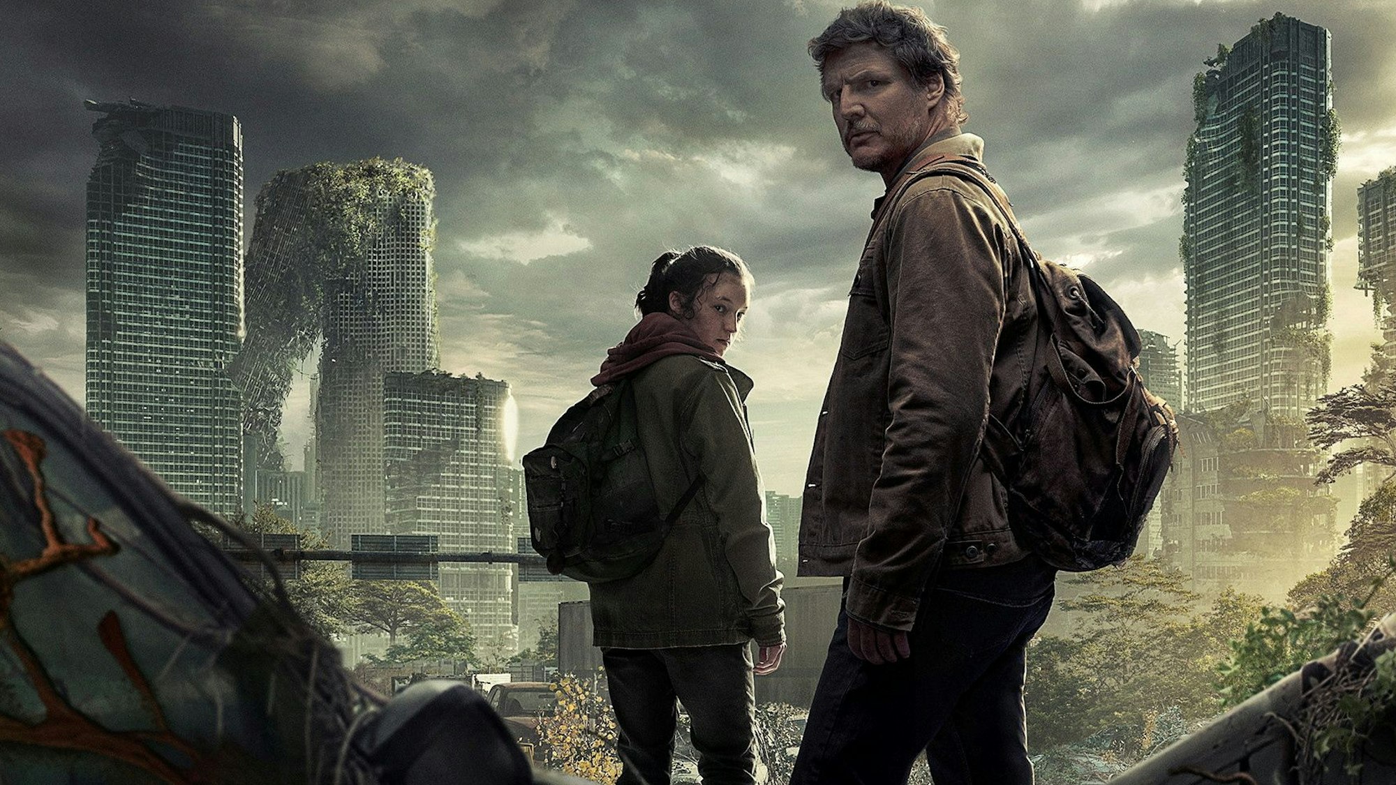 Ellie und Joel stehen vor einer zerstörten Skyline