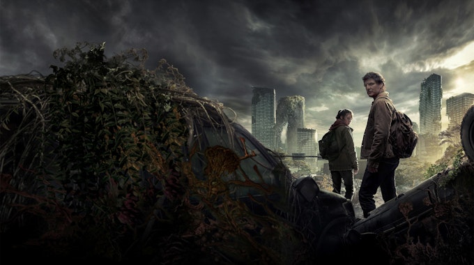 Ellie und Joel stehen vor einer zerstörten Skyline