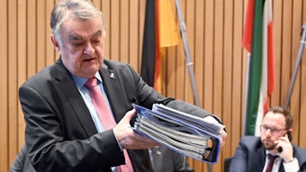 Herbert Reul (CDU), Innenminister von Nordrhein-Westfalen, kommt zur Sitzung des Innenausschusses des Landtages.