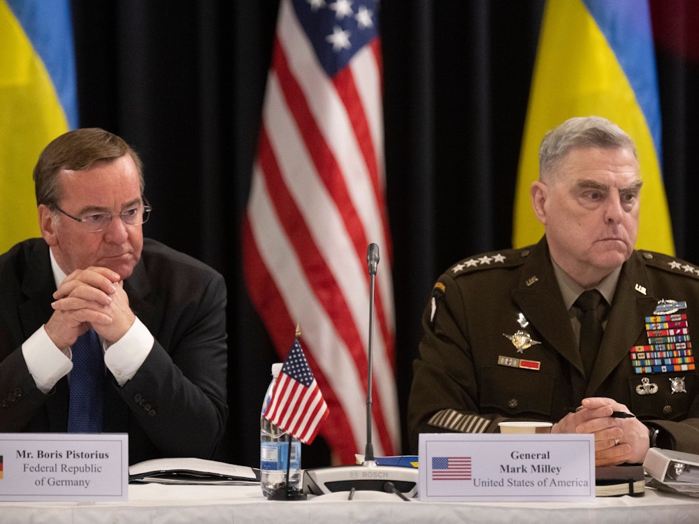 Boris Pistorius sitzt bei der Versammlung neben US-General Mark Miller. Im Hintergrund hängen zwei Flaggen der Ukraine, dazwischen die amerikanische Flagge.
