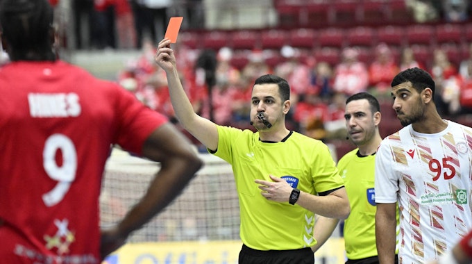 Der französische Schiedsrichter Karim Gasmi zeigt Paul Skorupa (nicht im Bild) während der Handball-Weltmeisterschaft der Männer die Rote Karte.
