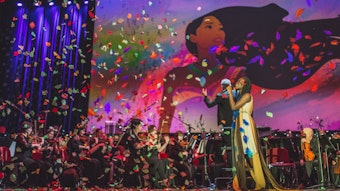 Eine Solistin performt mit dem Hollywood-Sound-Orchester Klassiker der Disney-Geschichte. Im Hintergrund ist ein Bild von Disney-Figur Pocahontas zu sehen.