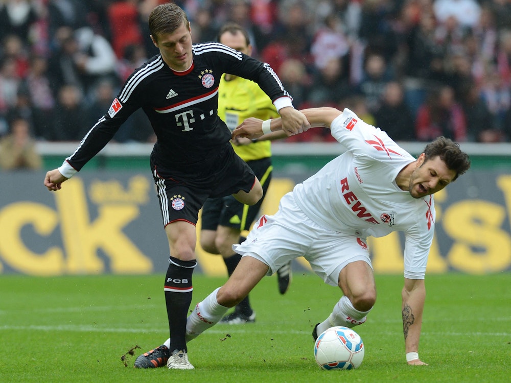 Kevin Pezzoni geht im Spiel des 1. FC Köln gegen den FC Bayern München zu Boden.