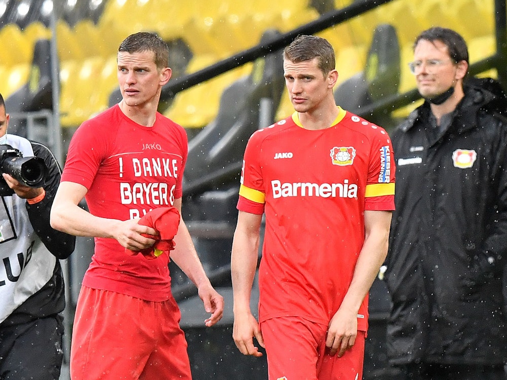 Leverkusens Abwehrspieler Sven Bender und sein Bruder, Leverkusens Abwehrspieler Lars Bender am Spielfeldrand bei ihrem letzten Bundesliga-Auftritt.