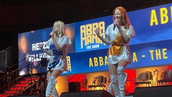 Maria Kristina Nissen (links) und Kerstin Loecker singen Lieder der Popband ABBA.