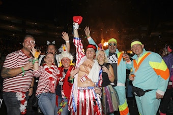 Eine Gruppe aus Bergheim feiert bei der Lachenden Kölnarena.