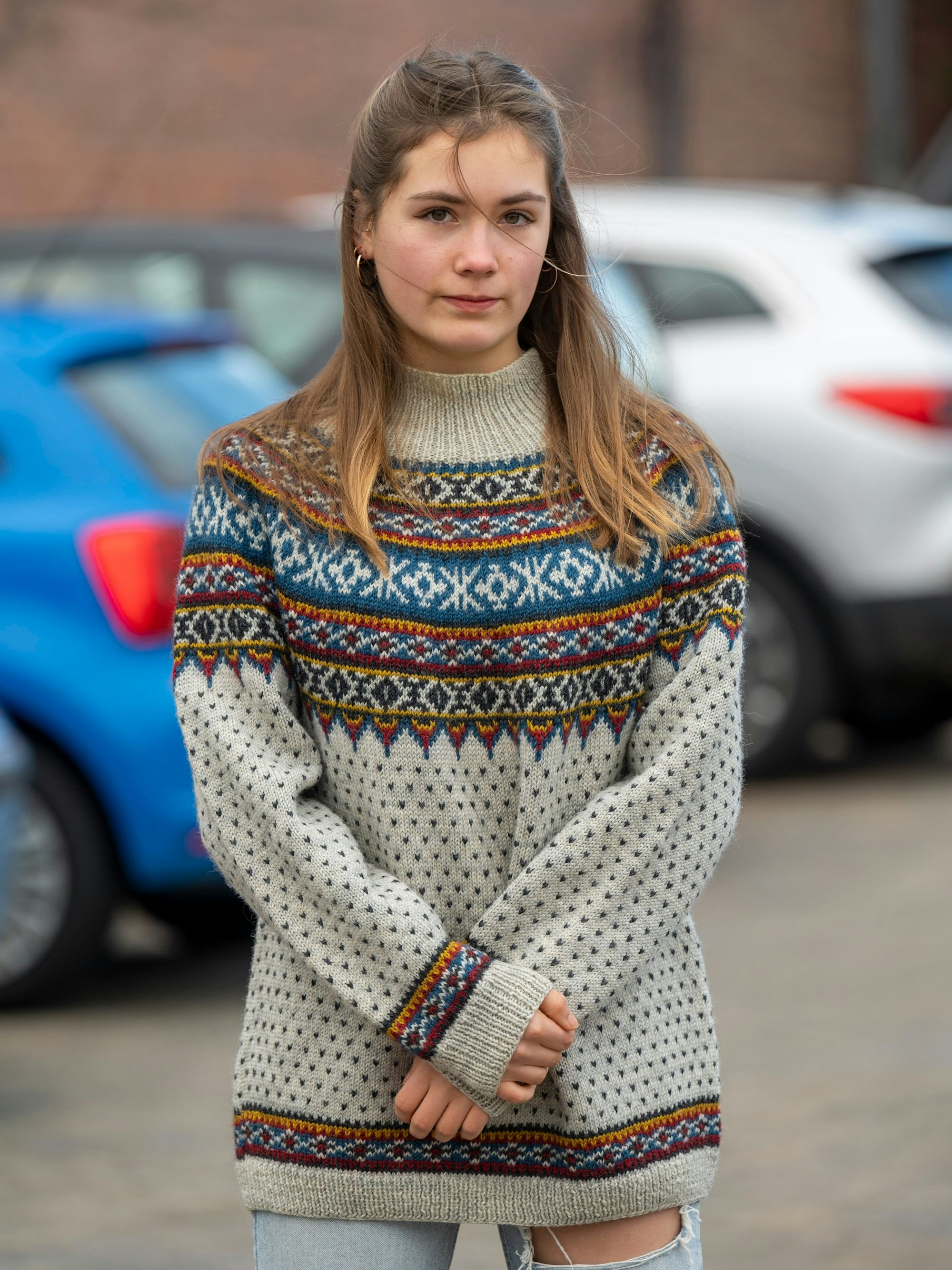 Die 17-jährige Marla Heyer ist Aktivistin der „Letzten Generation“. Sie steht auf einem Parkplatz und schaut in die Kamera.