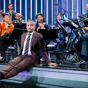Jan Böhmermann, Moderator, sitzt im Anschluss an seine Late-Night-Show „ZDF Magazin Royal“ vor seinem Orchester, dem Rundfunk Tanzorchester Ehrenfeld.&nbsp;