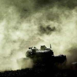 Ein Kampfpanzer Leopard 2 schießt während einer Bundeswehrübung.