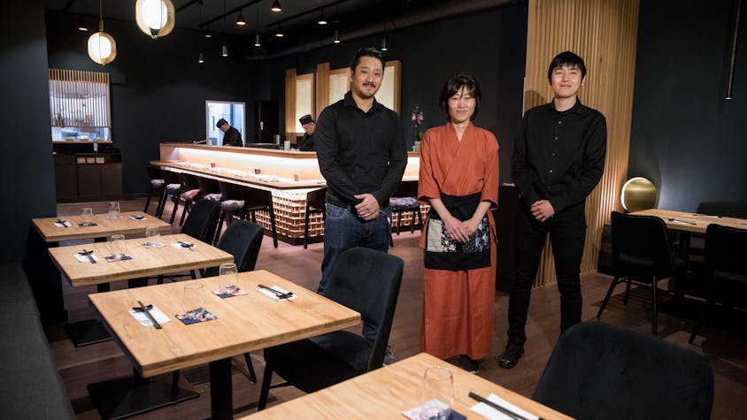 Die Geschäftsführung Masato Mizuma, Mitsou Maletzki-Kim und Takahisa Nakamura (v.l.). stehen im Restaurant.