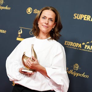 Claudia Michelsen posiert mit dem Preis bei dem Medienpreises Goldenen Henne in die Kongresshalle Leipzig.