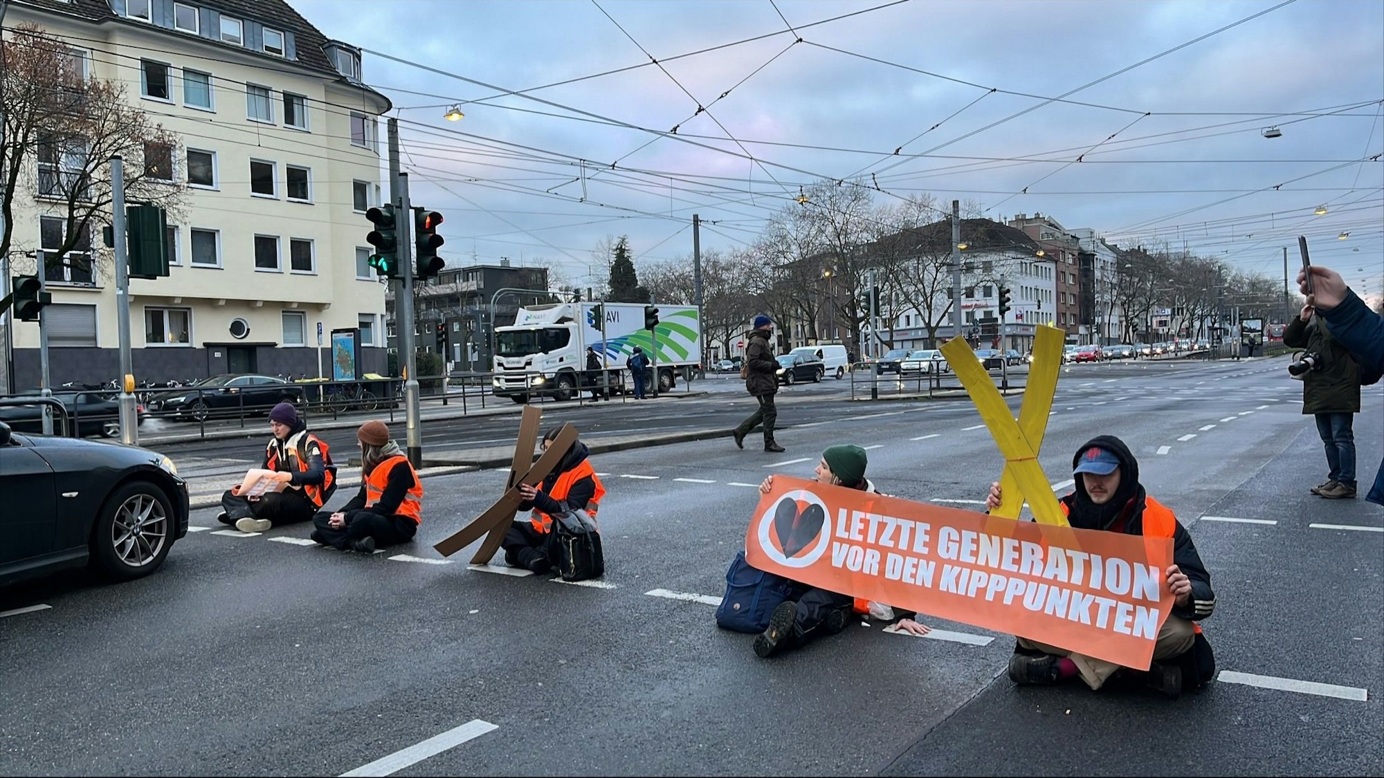 Aktivistinnen und Aktivisten der Letzten Generation blockieren Aachener Straße in Köln.