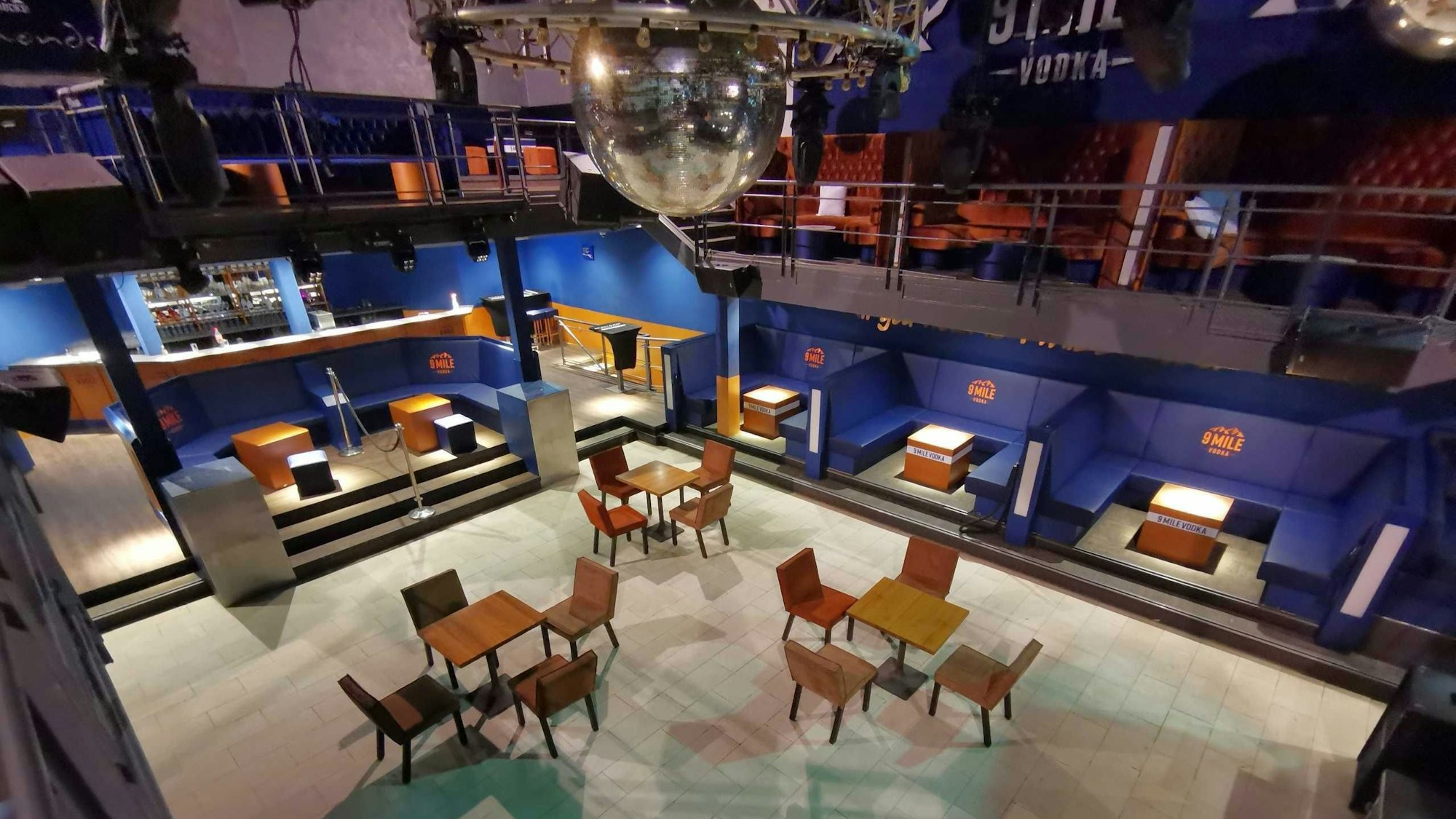 Auf der Tanzfläche des Diamonds Club auf den Kölner Ringen standen Tische und Stühle.