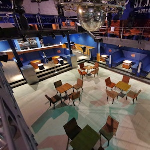 Auf der Tanzfläche des Diamonds Club auf den Kölner Ringen standen Tische und Stühle.