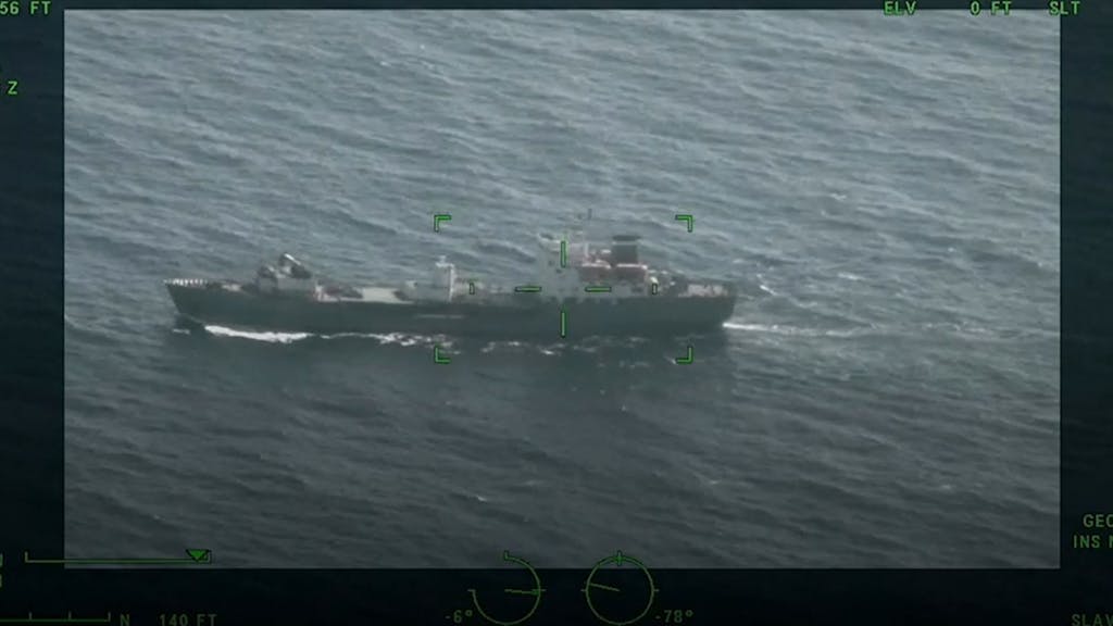 Die US-Küstenwache verfolgt seit Wochen ein mutmaßliches russisches Militärschiff in den Gewässern vor Hawaii. Das teilte die US-Küstenwache mit. Man vermute, dass das Schiff zu Spionagezwecken in der exklusiven Wirtschaftszone der USA unterwegs sei.