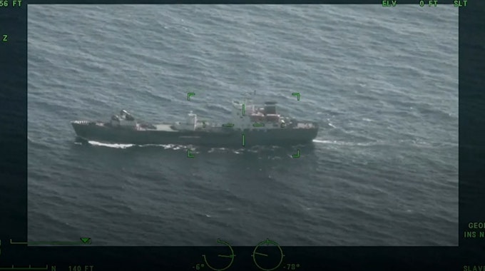 Die US-Küstenwache verfolgt seit Wochen ein mutmaßliches russisches Militärschiff in den Gewässern vor Hawaii. Das teilte die US-Küstenwache mit. Man vermute, dass das Schiff zu Spionagezwecken in der exklusiven Wirtschaftszone der USA unterwegs sei.