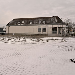 Der Platz vor der ehemaligen Molkerei in Bergisch Gladbach-Heidkamp ist mit Schnee bedeckt.