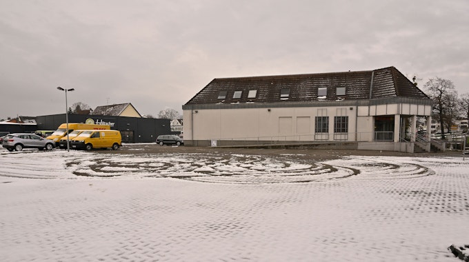 Der Platz vor der ehemaligen Molkerei in Bergisch Gladbach-Heidkamp ist mit Schnee bedeckt.