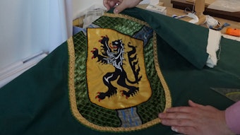 Das Wappen von Gemünd mit einem Löwen ist auf grünem Stoff zu sehen.