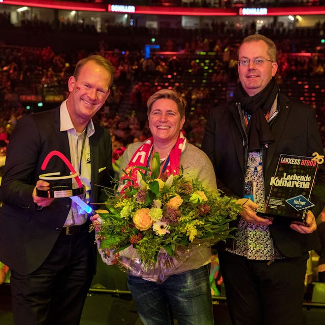Ehrung zu 25 Jahren „Lachende Kölnarena“: Natahlie Drmota, Michael Burgmer (r.) und Arena-Geschäftsführer Stefan Löcher.




