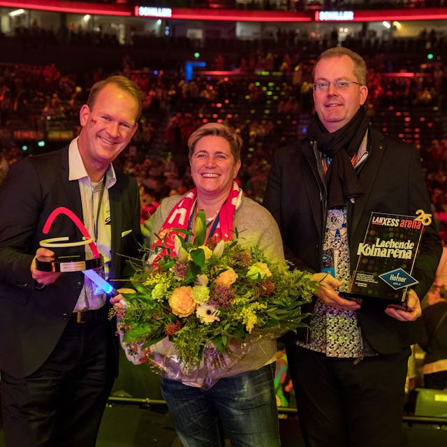Ehrung zu 25 Jahren „Lachende Kölnarena“: Natahlie Drmota, Michael Burgmer (r.) und Arena-Geschäftsführer Stefan Löcher.




