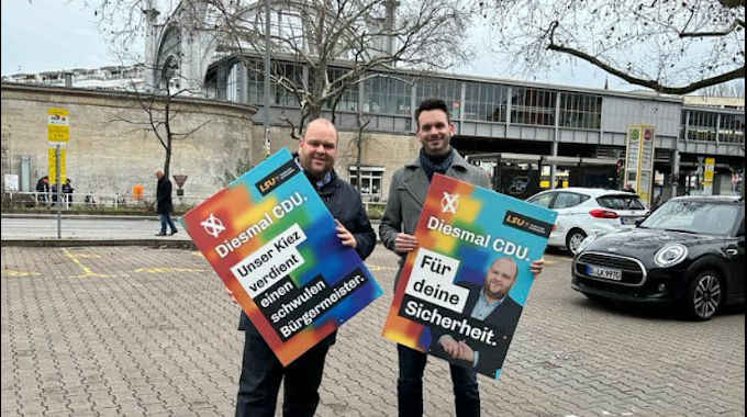 Steuckardt und Schneider posieren mit den Wahlplakaten.