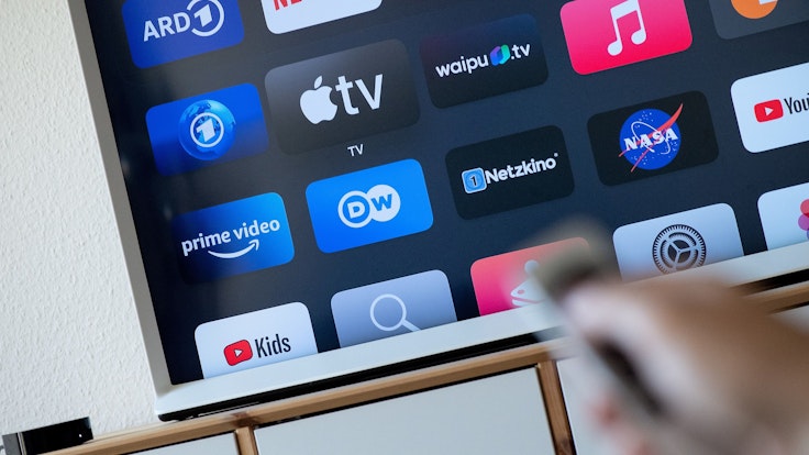 Mehr Werbung, mehr Zusatzgebühren: Für Kundinnen und Kunden von Videostreamingdiensten könnte sich 2023 einiges ändern.