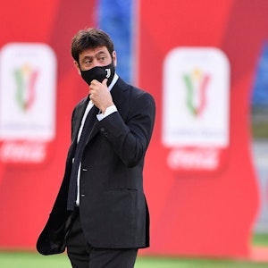 Andrea Agnelli, damaliger Präsident des Fußballvereins Juventus Turin, trifft mit Mundschutz zum Finale ein.