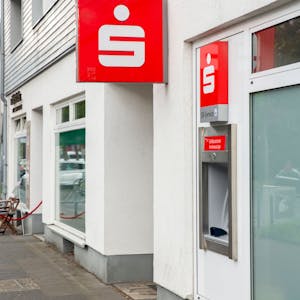 Ein Geldautomat der Sparkasse Köln/Bonn an der Markusstraße in Köln.