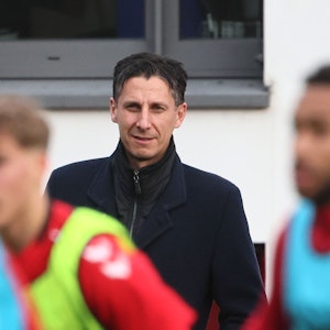 Sport-Geschäftsführer Christian Keller beobachtet das Training des 1. FC Köln am 6. Januar 2023.