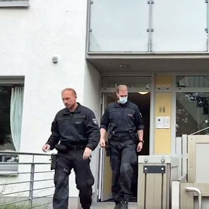 Polizisten durchsuchten die Wohnung des Angeklagten im Sommer 2022.