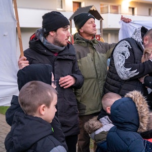 Familie W. nach der Zwangsräumung ihrer Wohnung am 17. Januar, gemeinsam mit Protestierenden.