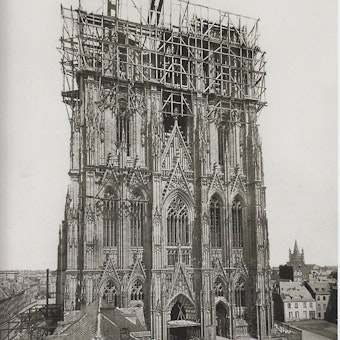 Das historische Foto vom Weiterbau des Kölner Doms im 19. Jahrhundert zeigt ein Gerüst um die noch unvollendeten Türme der Kathedrale.