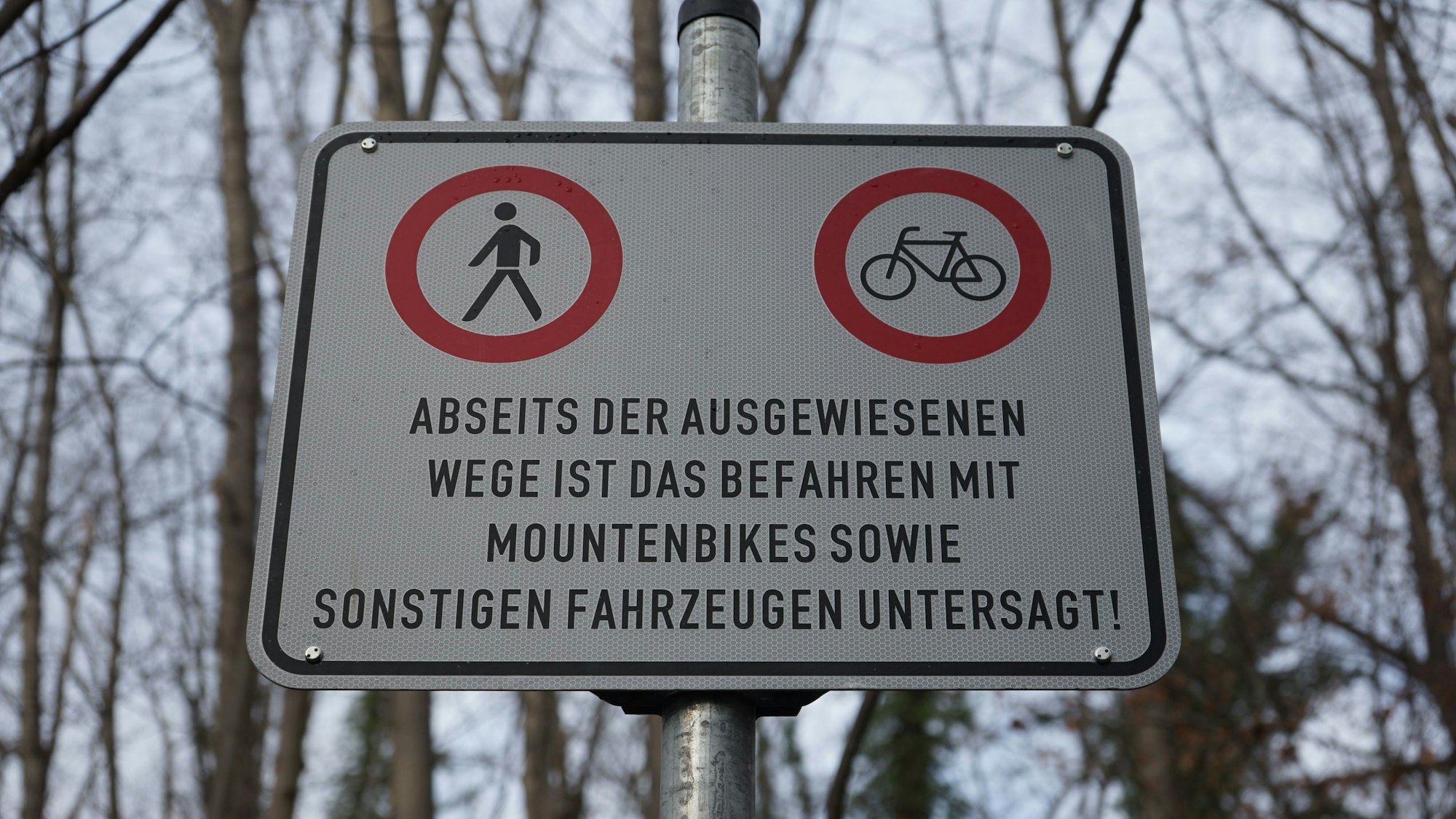 Das Foto zeigt ein Verbotsschild im Brüggener Wäldchen. Darauf ist das Wort Mountainbike falsch geschrieben.