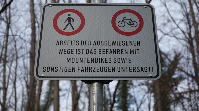 Das Foto zeigt ein Verbotsschild im Brüggener Wäldchen. Darauf ist das Wort Mountainbike falsch geschrieben.