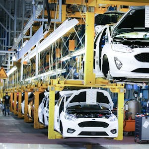 Fahrzeuge vom Typ Ford Fiesta fahren am Fließband durch die Werkhalle. Das Modell wird in diesem Jahr eingestellt.
