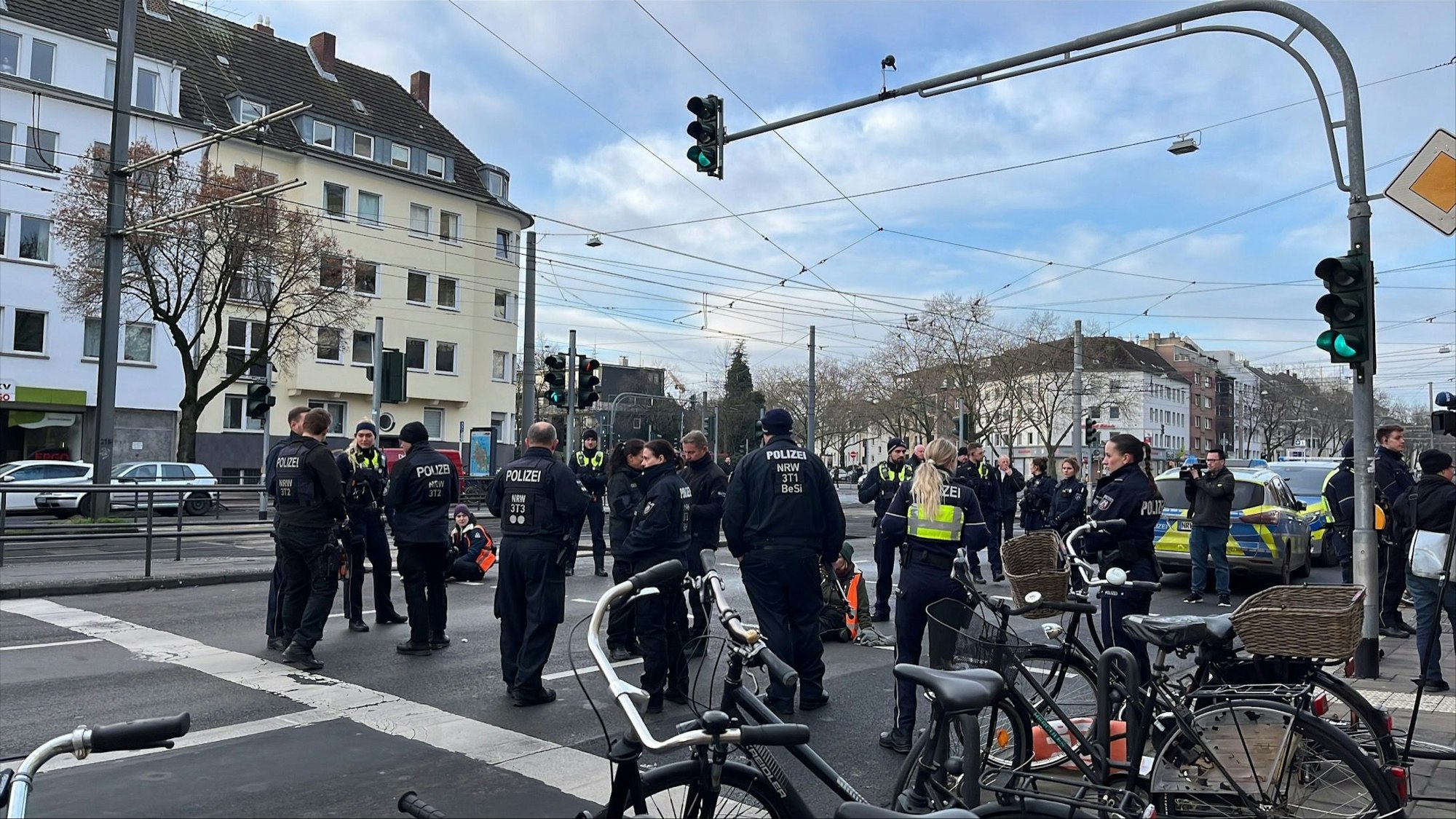 Etwa 25 Polizei-Einsatzkräfte bei einem Einsatz auf der Aachener Straße in Köln.